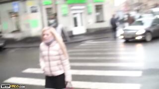 Парни в бане: горячая оргия с похотливой красоткой