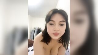 Мастурбирует и трахает свои большие груди