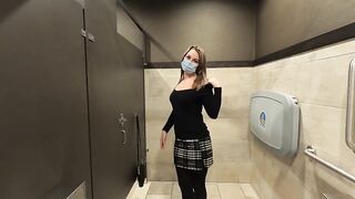 Непристойные игры в общественном туалете