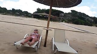 Горячие шлюшки на пляже дрочат свои мокрые киски под палящим солнцем