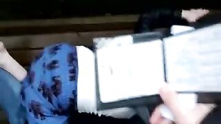 Хуесос парень мастурбирует щель подруги на скамейке в парке