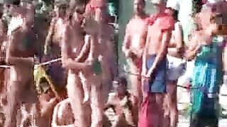 Хардкорная оргия с похотливой толпой, наслаждающейся друг другом