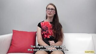 Горячая школьница с очками отжигает на хардкорном порно кастинге!