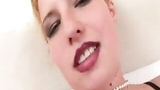 Хуесоска трахает подружку своим кулаком