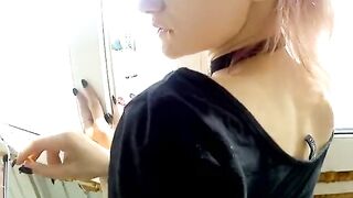Хуесос показывает киску шлюхе и ебет ее на балке, пока она пиздит на стороне