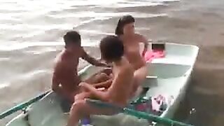 Две шлюхи на причале отсасывают и ебутся с горячим блядью парнем
