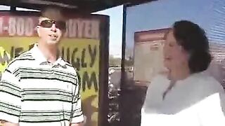 Трахнул на улице старую шлюху и отволок в свой дом